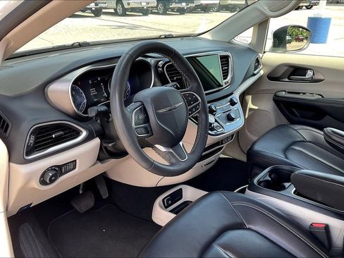 Used 2023 Chrysler Pacifica Touring-L FWD image 8