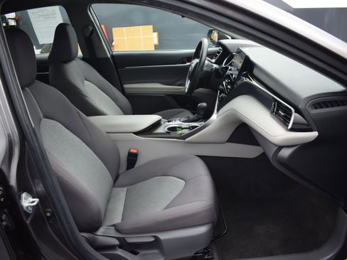 Used 2021 Toyota Camry LE image 10