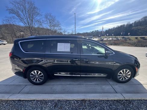 Used 2020 Chrysler Pacifica Touring-L Plus w/ Advanced Safetytec Group image 2