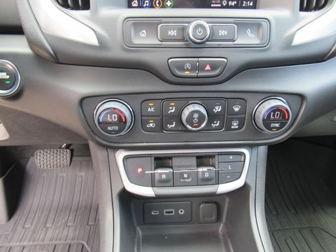 Used 2024 GMC Terrain SLE w/ Driver Convenience Package FWD image 26