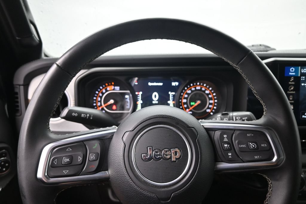 Used 2025 Jeep Wrangler Unlimited Sahara AWD/4WD image 14