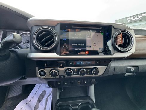 Used 2016 Toyota Tacoma Limited image 17