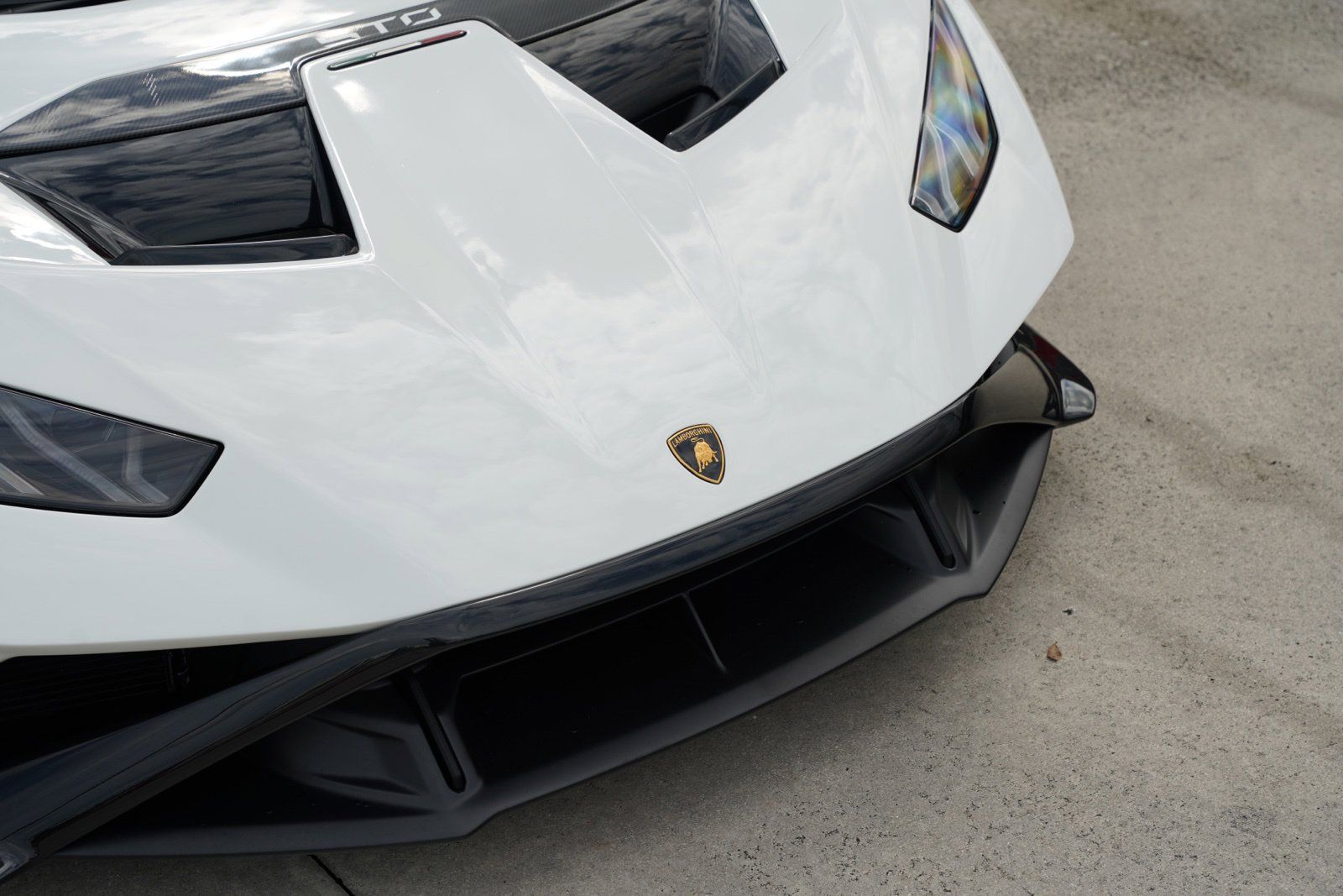 Used 2023 Lamborghini Huracan STO RWD image 4