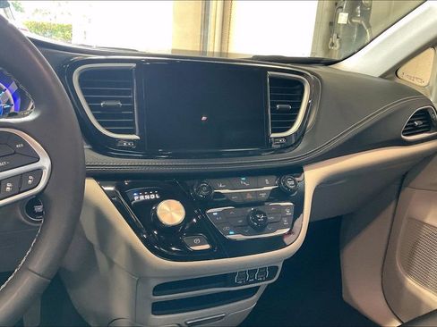 Used 2023 Chrysler Pacifica Touring-L FWD image 10