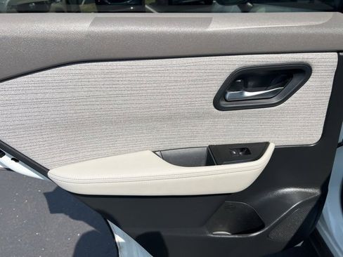 Used 2023 Nissan Rogue SV image 27