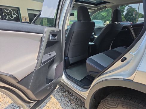 Used 2015 Toyota RAV4 XLE AWD/4WD image 16