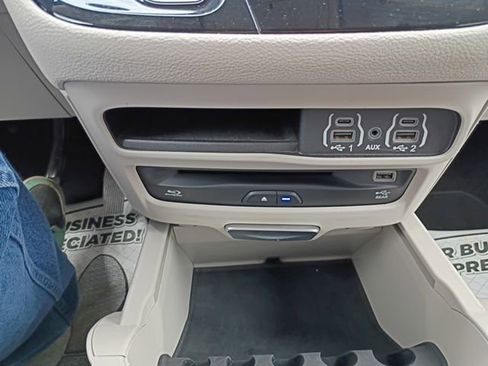 Used 2021 Chrysler Pacifica Touring-L w/ Uconnect Theater Family Group AWD/4WD image 26