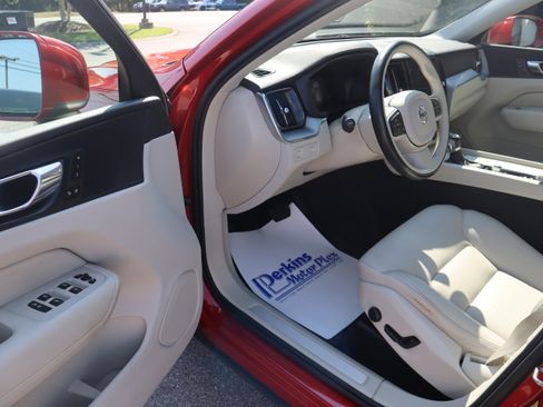 Used 2020 Volvo XC60 T5 Momentum image 3