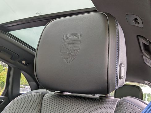 Certified 2025 Porsche Macan Turbo AWD/4WD image 6