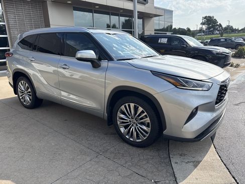 Used 2021 Toyota Highlander Platinum AWD/4WD image 2