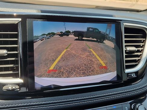 Used 2025 Chrysler Pacifica Limited FWD image 7