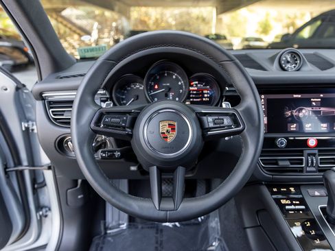 Certified 2026 Porsche Macan AWD/4WD image 35