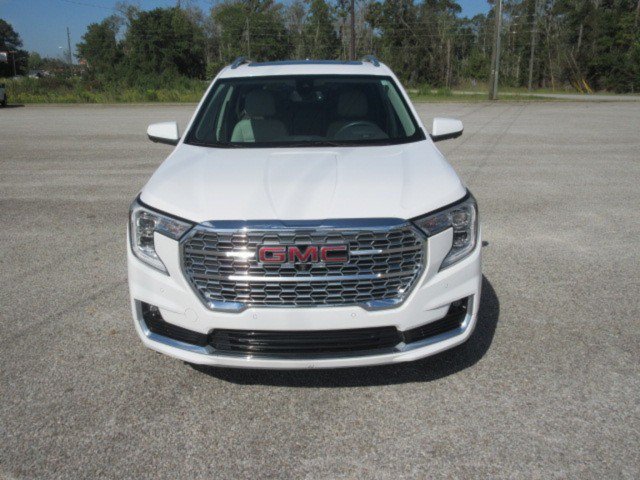 Used 2024 GMC Terrain Denali w/ Denali Premium Package AWD/4WD image 3