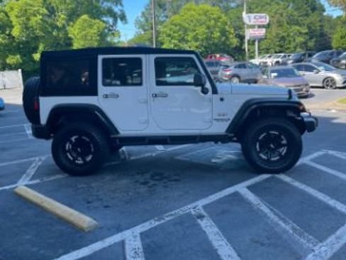Used 2017 Jeep Wrangler Unlimited Sahara w/ Connectivity Group AWD/4WD image 9