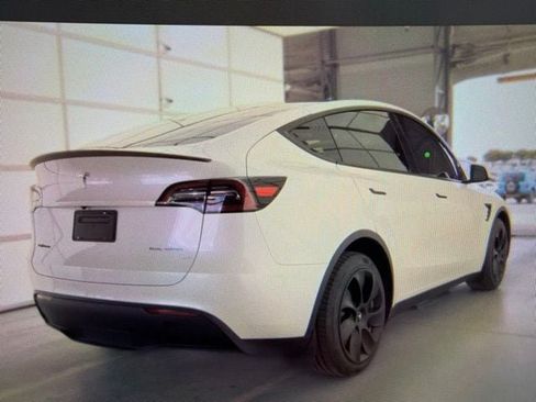 Used 2023 Tesla Model Y AWD image 4