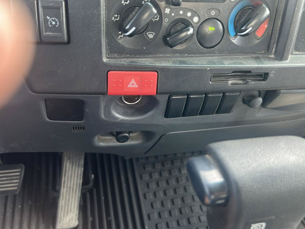 Used 2023 Isuzu NPR RWD image 27