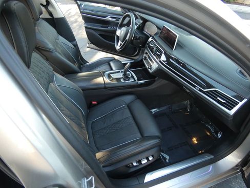 Used 2020 BMW 750i xDrive w/ Executive Package image 25
