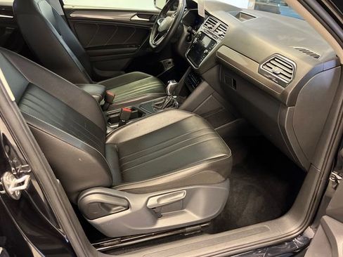 Used 2022 Volkswagen Tiguan SE image 11