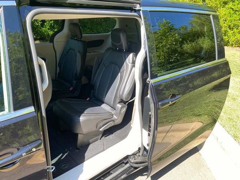 Used 2024 Chrysler Pacifica Touring-L FWD image 11