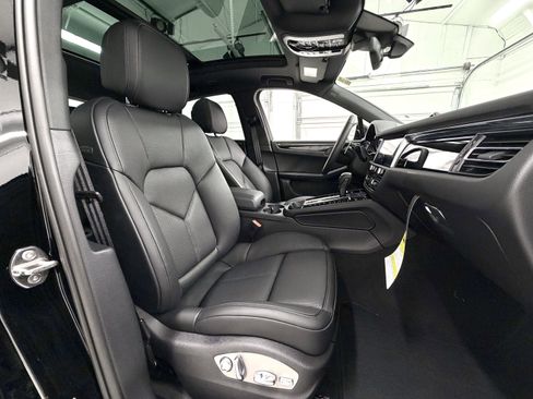 Certified 2026 Porsche Macan AWD/4WD image 23