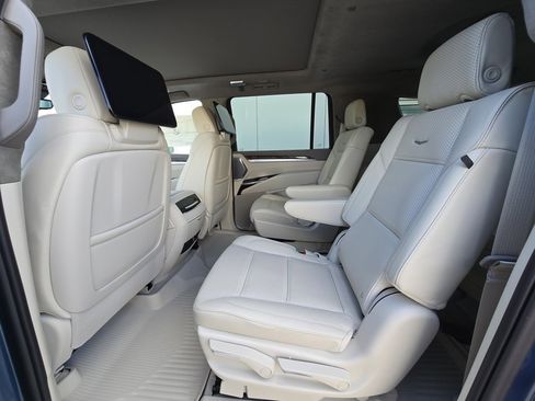 New 2026 Cadillac Escalade ESV Platinum Sport w/ LPO, ONYX Package image 15