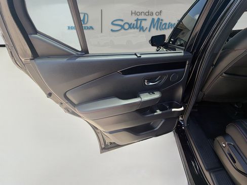 Used 2025 Honda Pilot TrailSport image 25