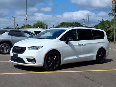 Used 2026 Chrysler Pacifica Limited w/ S Appearance Package