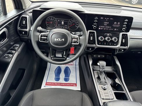 Used 2023 Kia Sorento LX FWD image 17