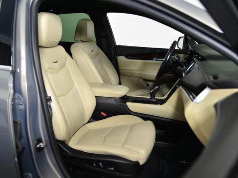 Used 2018 Cadillac XT5 Luxury w/ Driver Awareness Package image 18