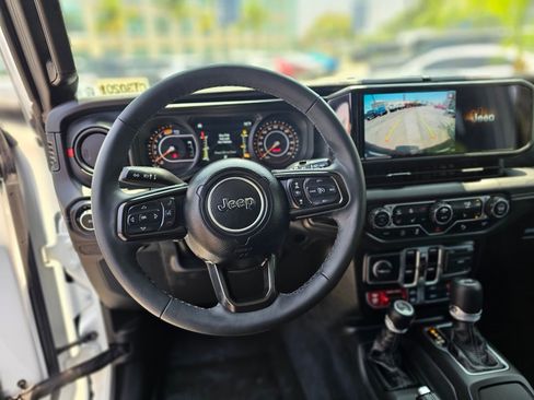 Used 2025 Jeep Wrangler Unlimited Rubicon w/ Safety Group AWD/4WD image 23