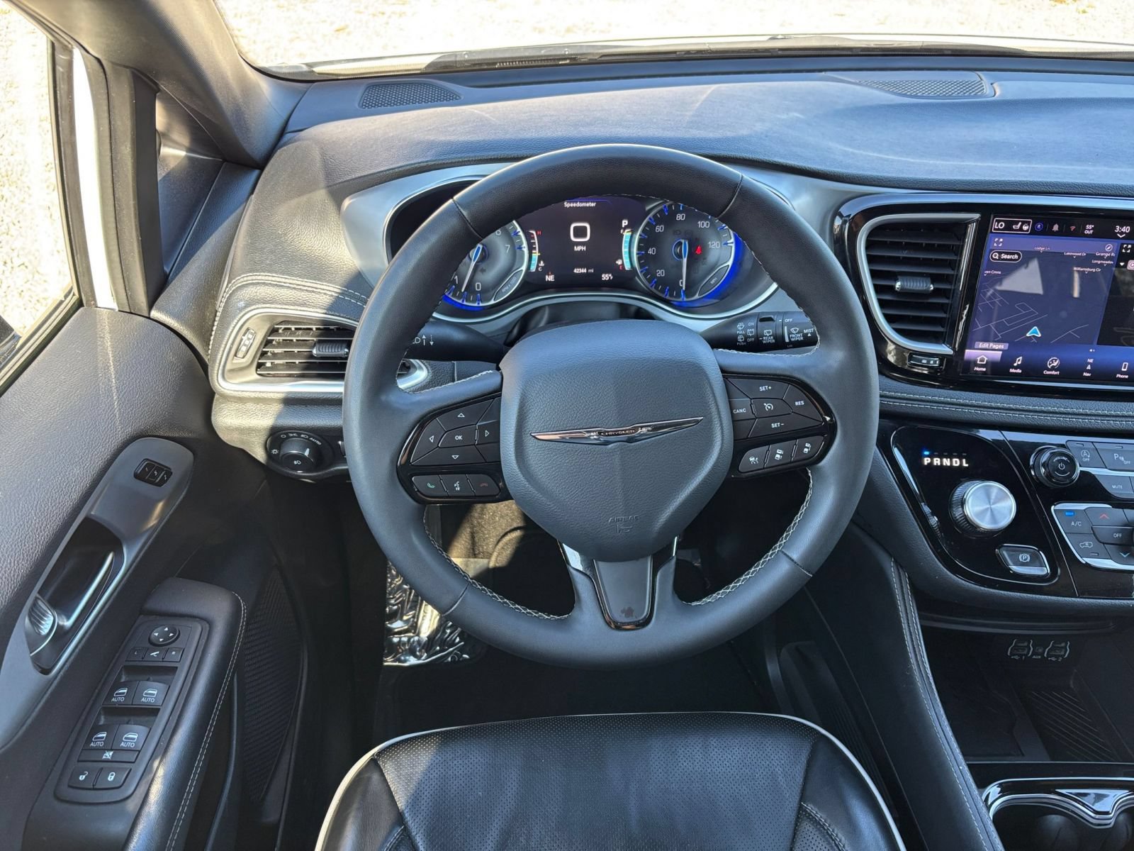 Used 2025 Chrysler Pacifica Limited FWD image 38