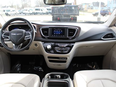 Used 2021 Chrysler Voyager Lxi FWD image 10