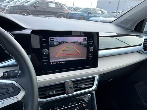 Used 2025 Volkswagen Taos SE FWD image 21