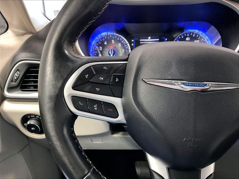 Used 2018 Chrysler Pacifica Touring-L FWD image 23