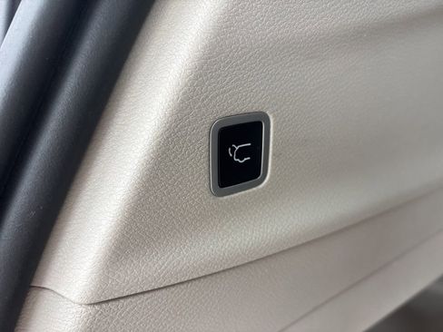 Used 2023 Chrysler Pacifica Limited image 11