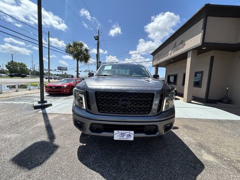 Used 2018 Nissan Titan SV w/ SV Convenience Package RWD image 2