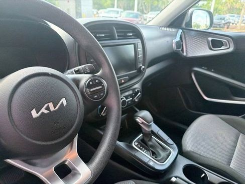 Used 2025 Kia Soul LX w/ LX Technology Package FWD image 4