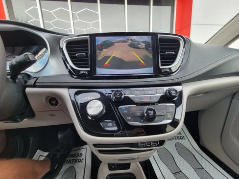 Used 2024 Chrysler Pacifica Touring-L FWD image 14