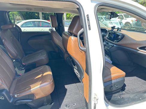 Used 2017 Chrysler Pacifica Limited FWD image 7