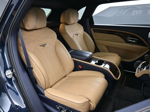 Used 2023 Bentley Bentayga Extended Wheelbase image 31