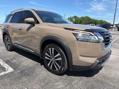 Used 2023 Nissan Pathfinder Platinum w/ Cargo Package AWD/4WD image 3