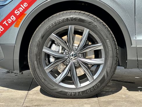 Certified 2022 Volkswagen Tiguan SE w/ Panoramic Sunroof Package image 28