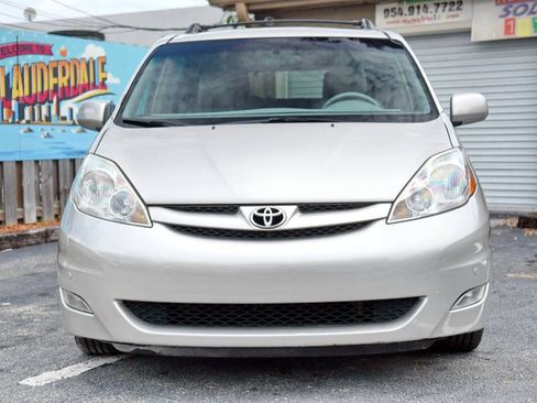Used 2010 Toyota Sienna XLE FWD image 3