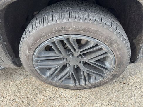 Used 2023 Jeep Wagoneer L Series II w/ Convenience Group I image 3