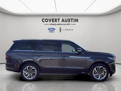 Used 2025 Lincoln Navigator Reserve image 6