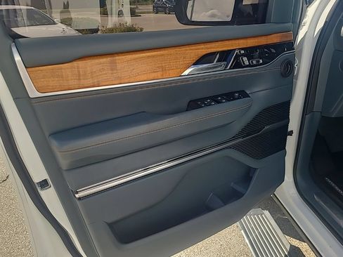 Used 2022 Jeep Grand Wagoneer Series III w/ Rear Seat Video Group 1 AWD/4WD image 12