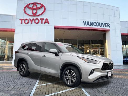 Certified 2024 Toyota Highlander XLE AWD/4WD image 1