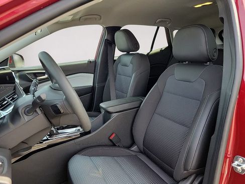 Used 2025 Chevrolet Trax LT FWD image 11