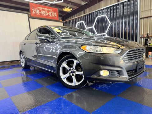 Used 2016 Ford Fusion SE w/ Equipment Group 201A image 4