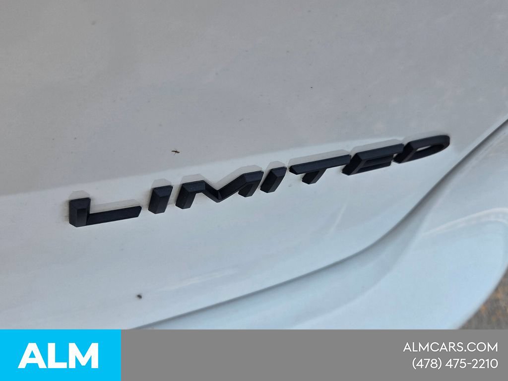Used 2025 Chrysler Pacifica Limited FWD image 13